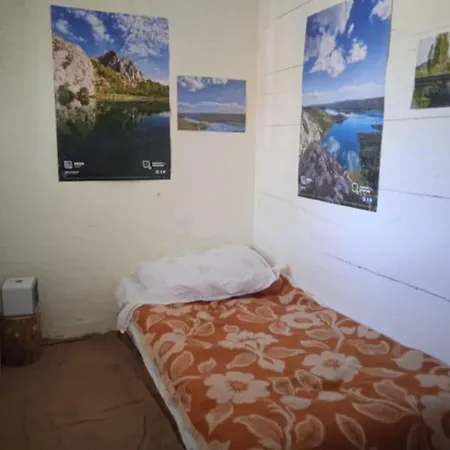 House, 3 Brs, 100 Y Old, 14 Km Np Krka, 35 Km Sea Oklaj