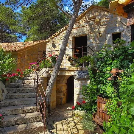 House, 3 Brs, 100 Y Old, 14 Km Np Krka, 35 Km Sea * Oklaj