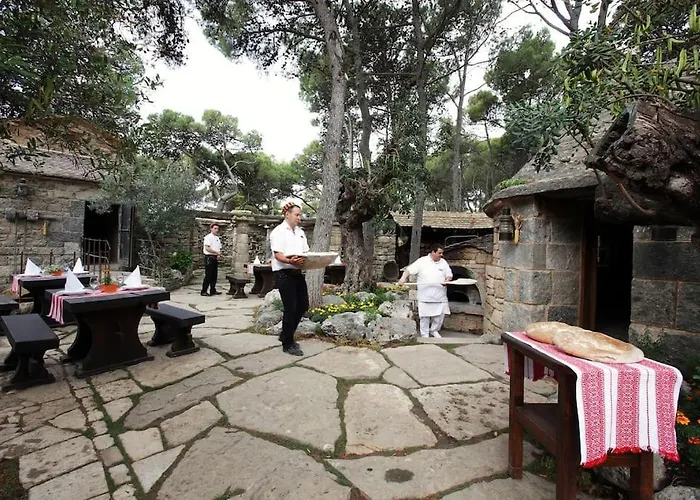 House, 3 Brs, 100 Y Old, 14 Km Np Krka, 35 Km Sea *