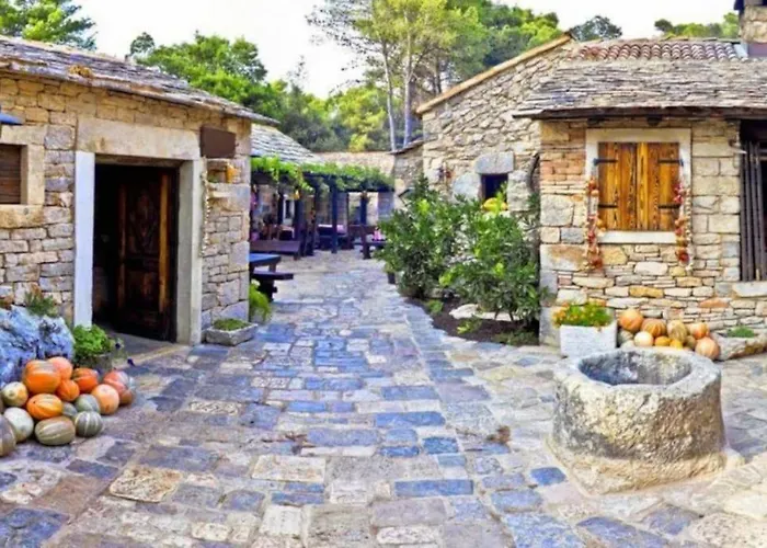 House, 3 Brs, 100 Y Old, 14 Km Np Krka, 35 Km Sea *