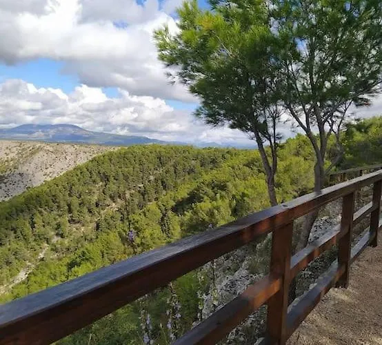 House, 3 Brs, 100 Y Old, 14 Km Np Krka, 35 Km Sea בית נופש