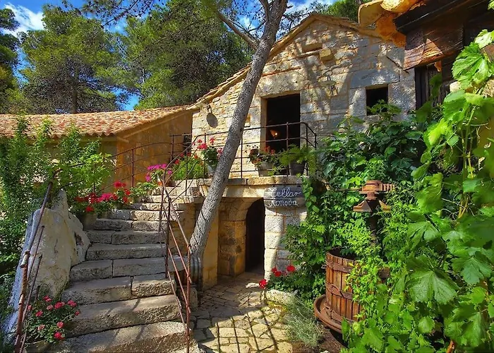 House, 3 Brs, 100 Y Old, 14 Km Np Krka, 35 Km Sea * Oklaj