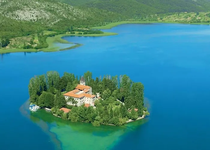Vakantiehuis House, 3 Brs, 100 Y Old, 14 Km Np Krka, 35 Km Sea Oklaj